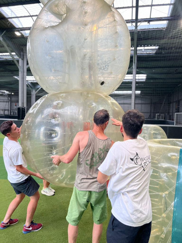 l'équipe yy vertical tente de constuire une tour