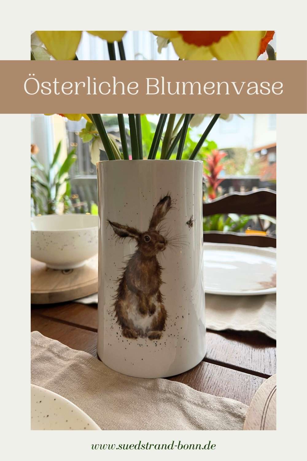 Österliche Blumenvase mit Hase und Biene von Wrendale Designs