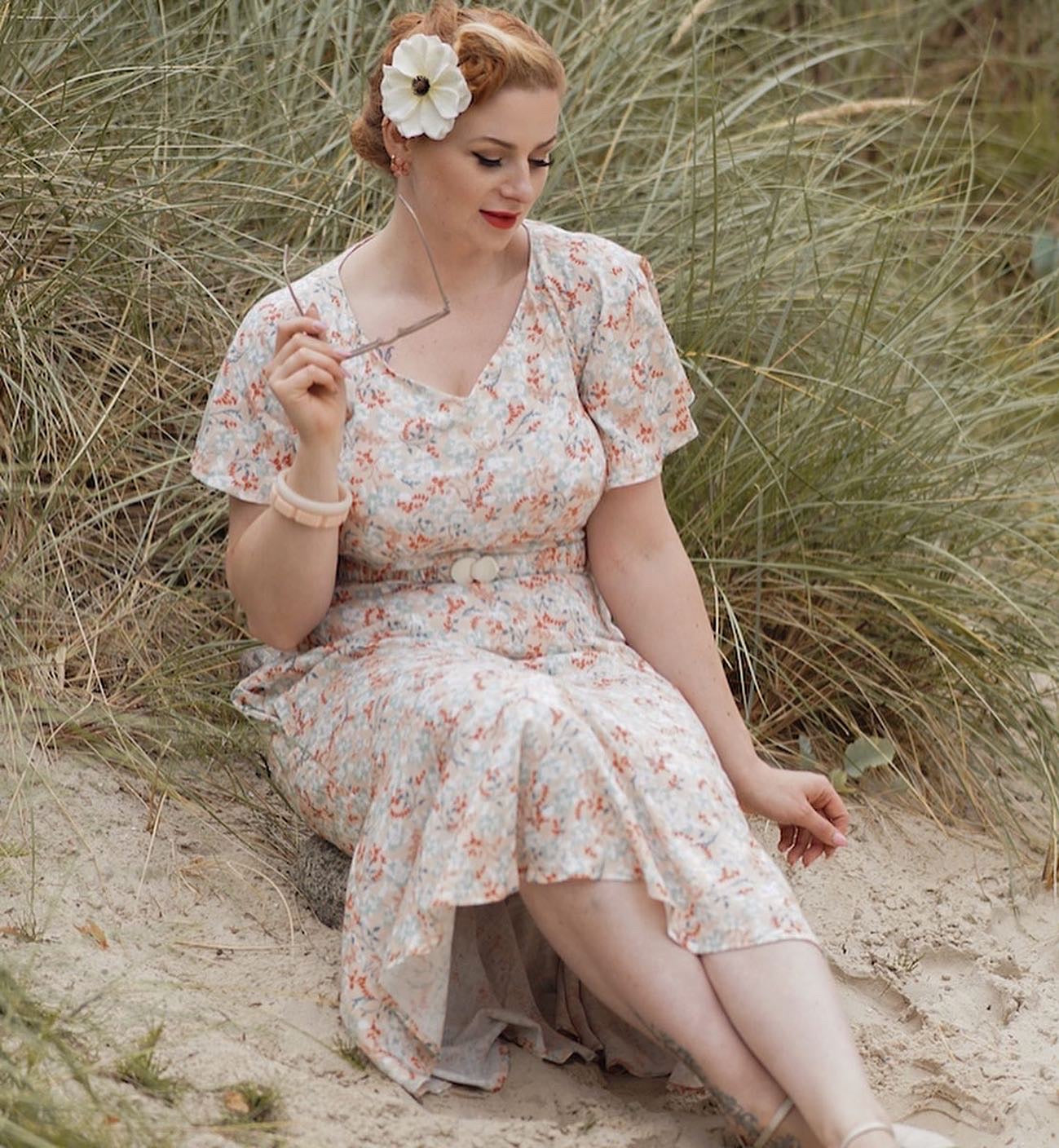 Frau am Strand im Blumenkleid