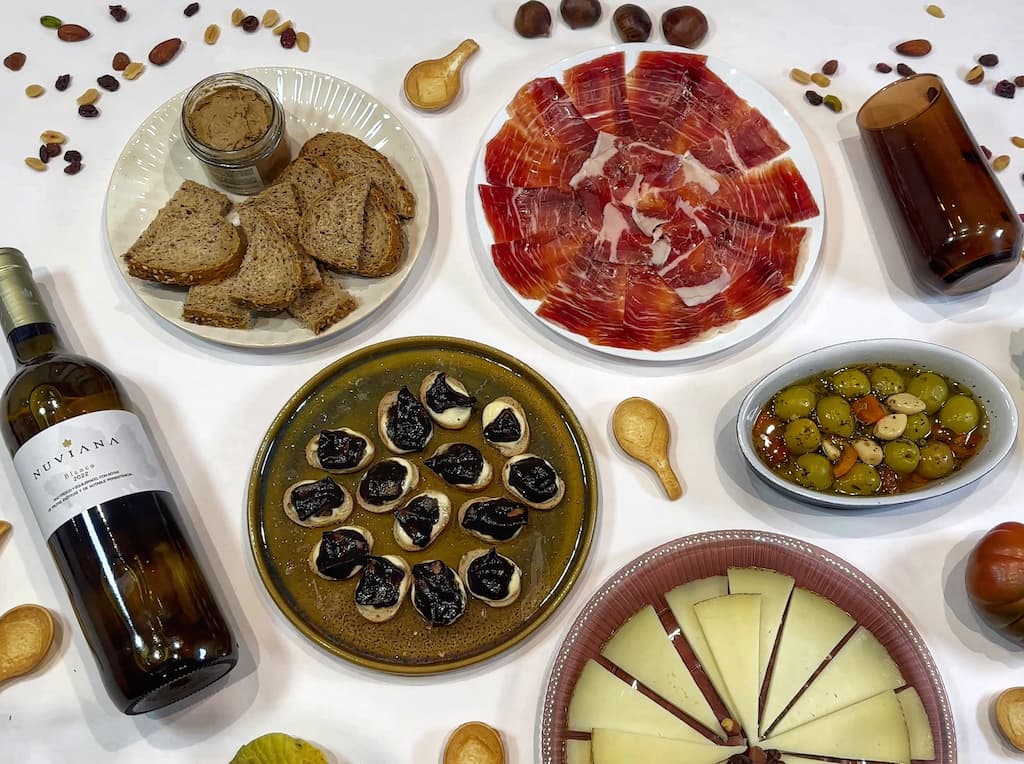 tapas espagnoles apéritif dinatoire espagnol vin blanc fromage jambon ibérique pâté calamars olives 3.jpg__PID:8090dbd0-a75a-456d-997c-36fe8ec2aa76