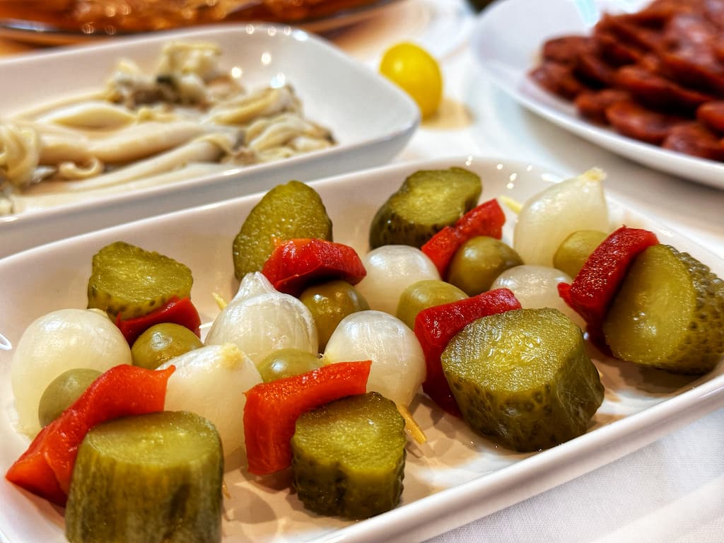 tapas espagnoles aperitif espagnol banderilles olives oignon poivron cornichon apero