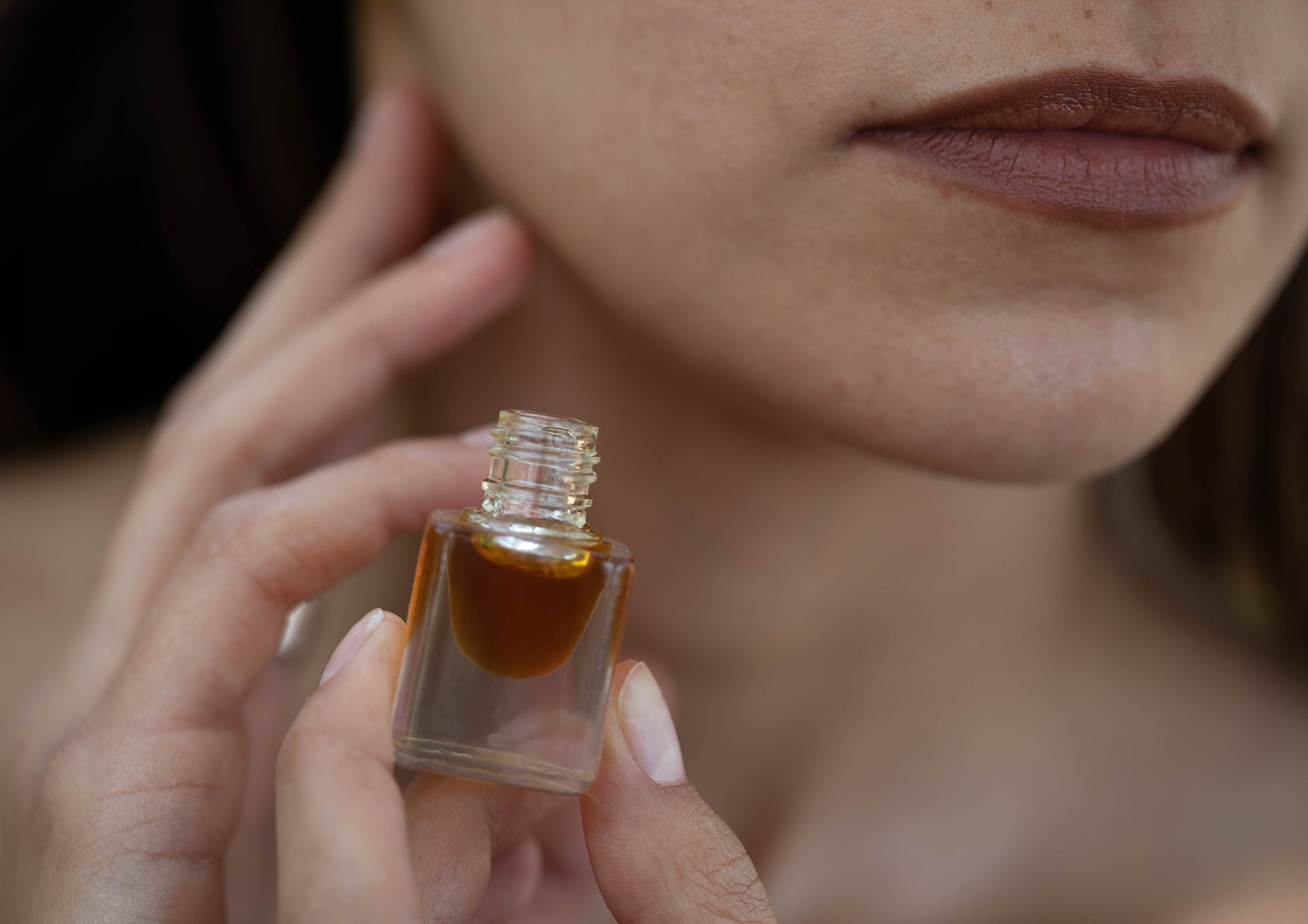 Vetiver hinoki perfume applied on the neck