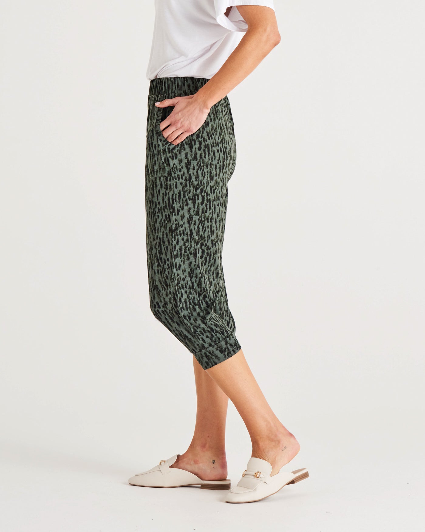 Tokyo Stretchy Mid-Rise Cropped 3/4 Jogger Pants - Abstract Green Print