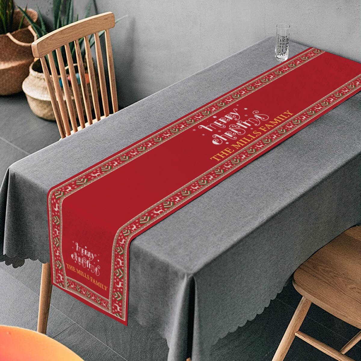 The cozy color tablecloth will make family meals warmer together. 