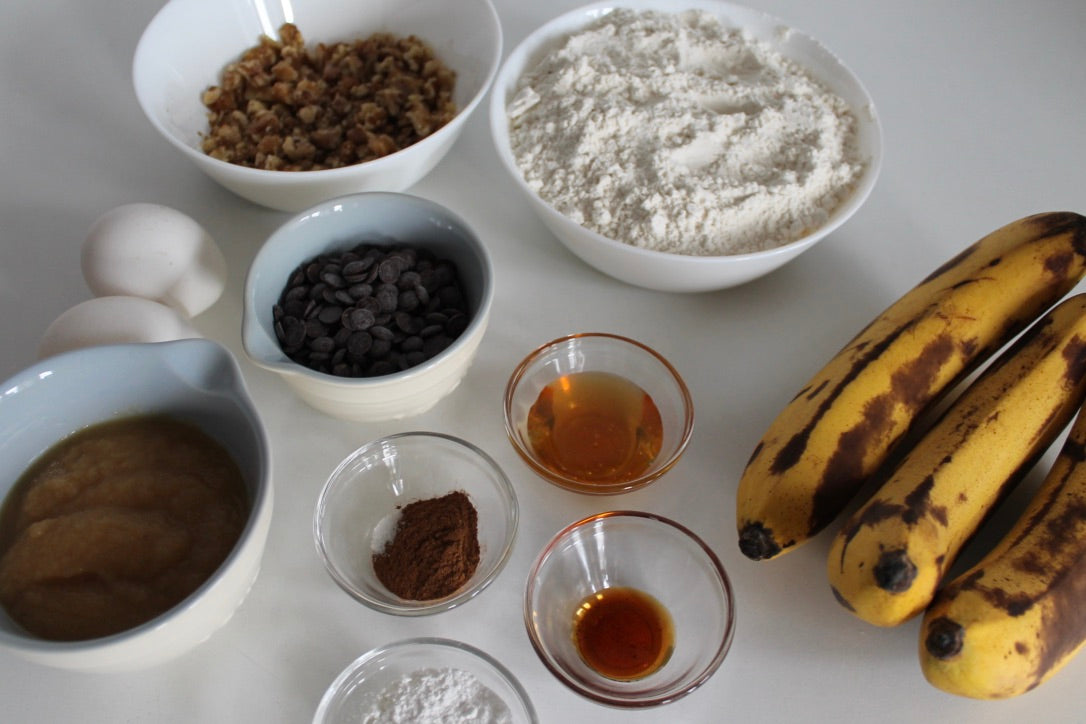 Zutaten für das Bananenbrot mit Nüssen und Schokodrops