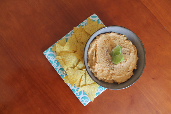 Cashew Käse Dip mit Nachos vegan Ansicht von oben 