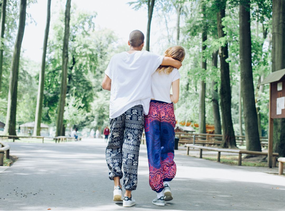 Pärchen läuft durch den Park. 6 Gründe für nachhaltige Kleidung