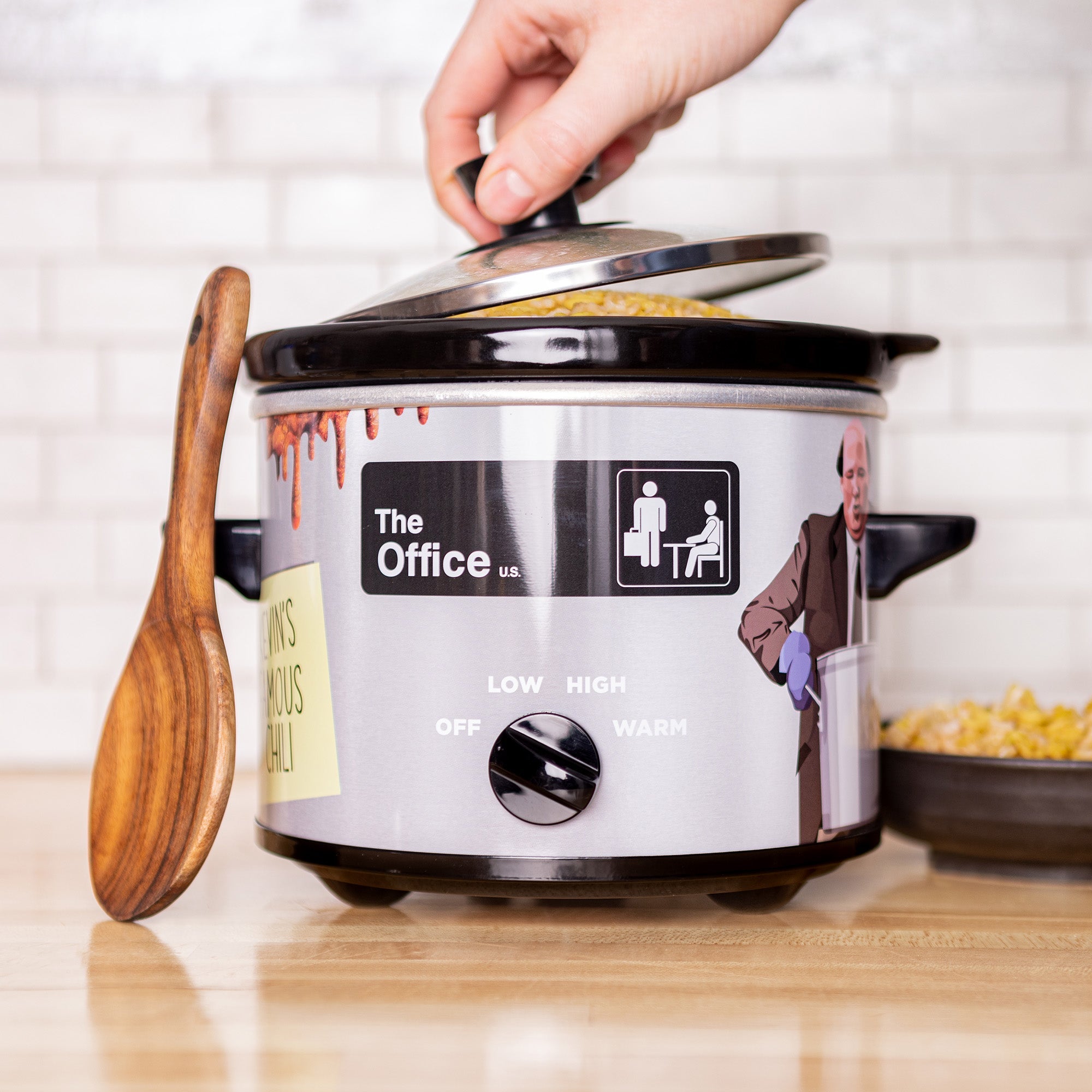 Uncanny Brands Star Wars 2-Quart Slow Cooker- Kitchen Appliance