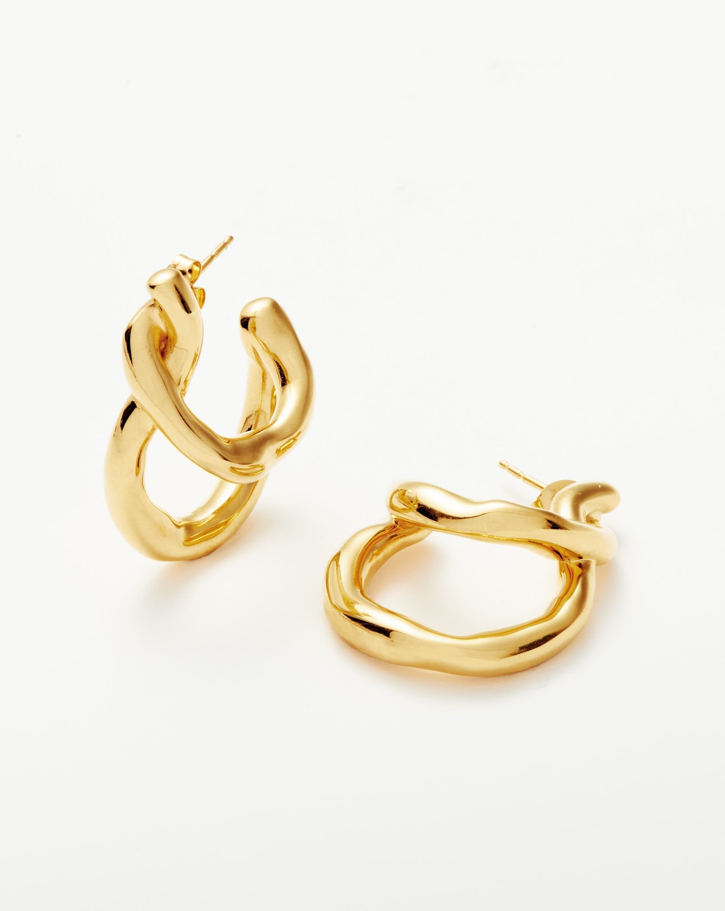 https://cdn.shopify.com/s/files/1/0286/4703/0828/products/molten-twisted-double-hoop-earrings-earrings-missoma-480471.jpg?v=1682203565