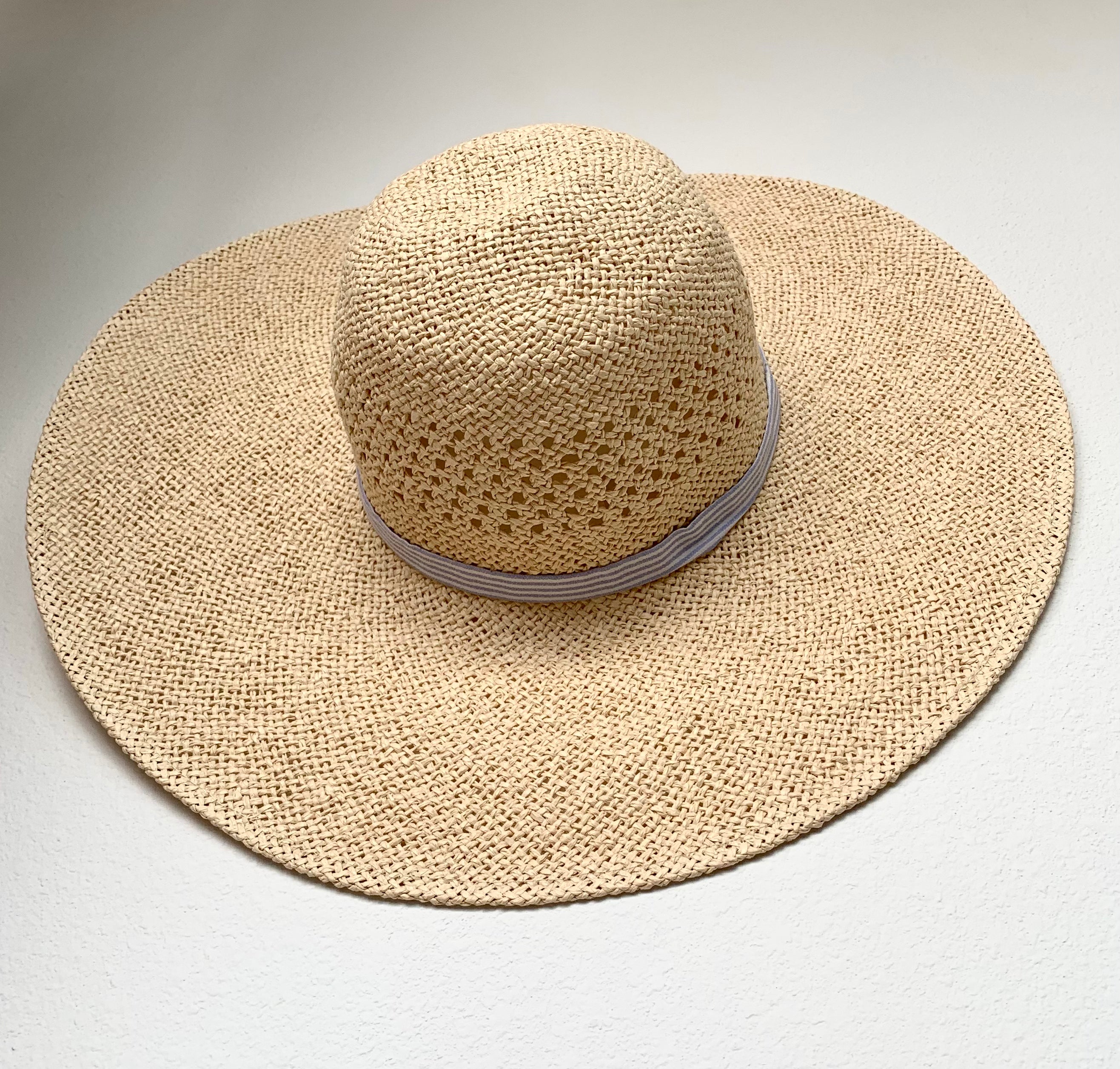 Beige woven hat