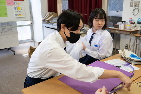 伝えたい英単語が思い浮かばないときは、意味ありげなジェスチャーも大いに役立った。