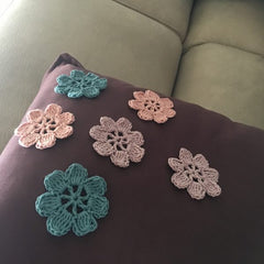 Fiore decorativo all'uncinetto sul cuscino