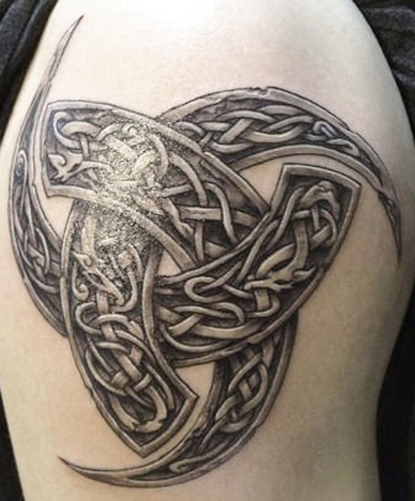 Tatuaje vikingo del triple cuerno de Odin