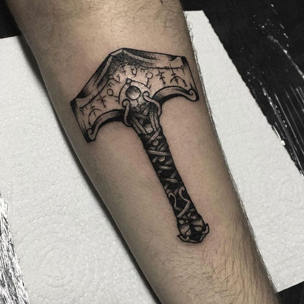 Tatuaje del martillo de Thor vikingo