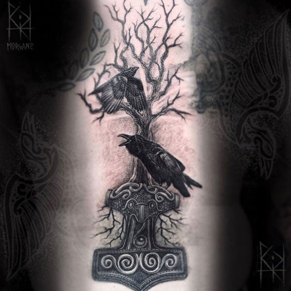 Tatuaje del martillo de Thor vikingo