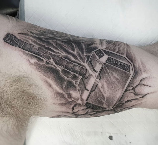 Tatuaje del martillo de Thor vikingo