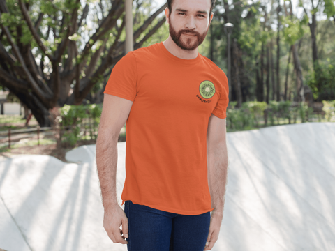 modele-homme-barbu-roux-sourire-tshirt-orange-kiwi-ohmyfruits-exterieur-arbre-feuilles-beton