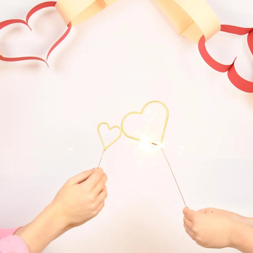 829x829 tops malibu big gold heart sparkler wand lifestyle 2