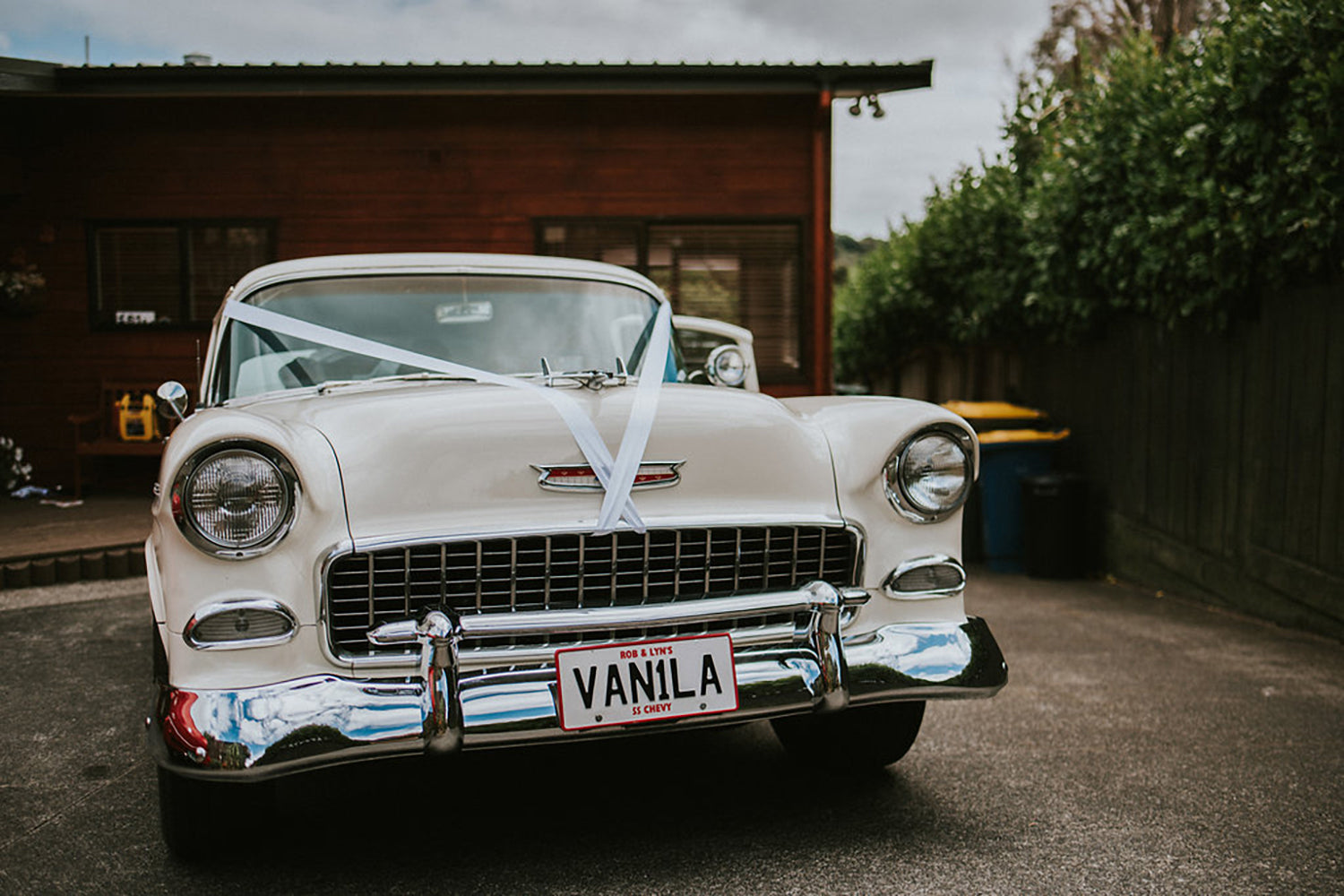 white vintage wedding car with ribbons 