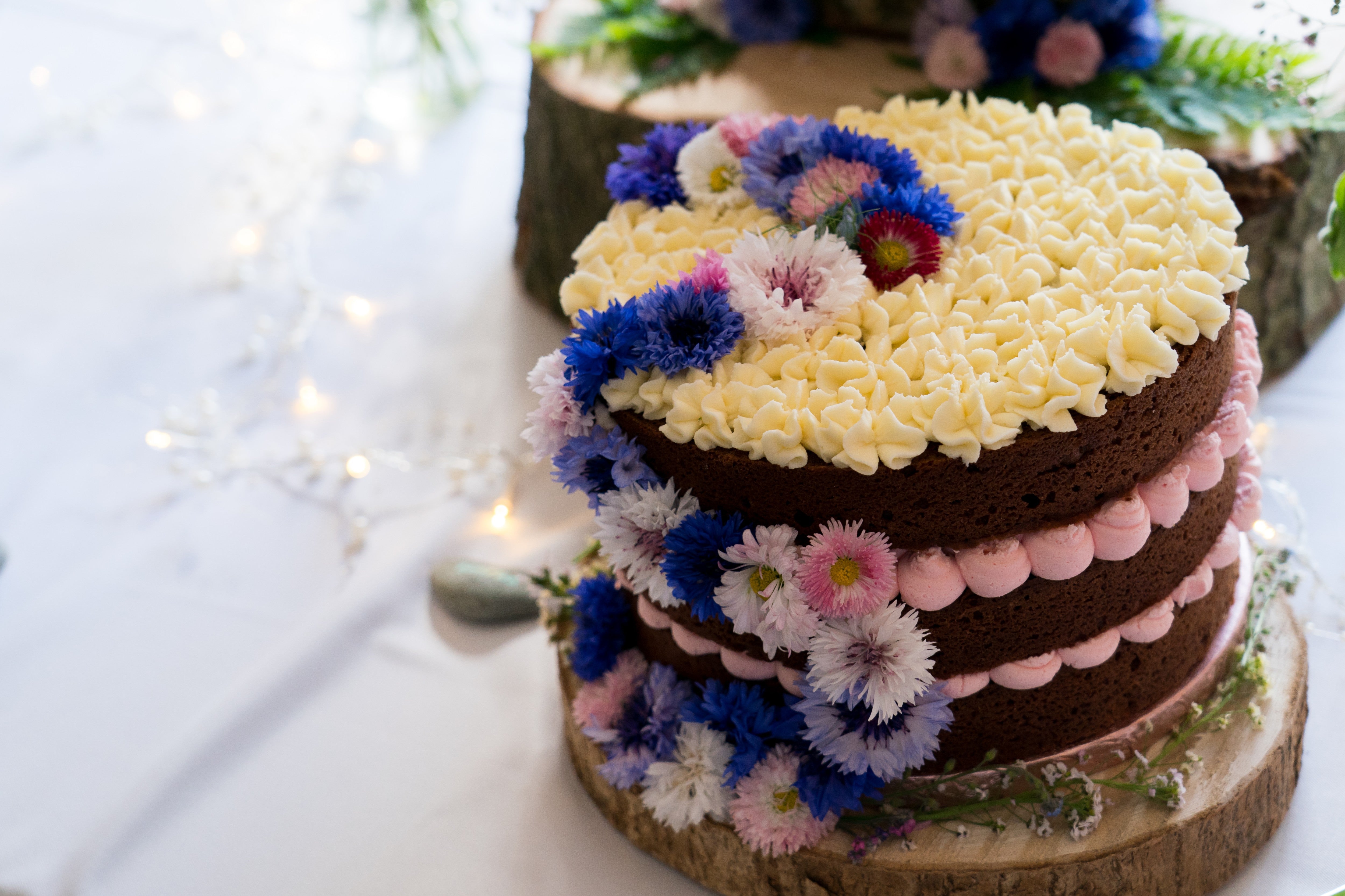 floral decorated wedding cake 