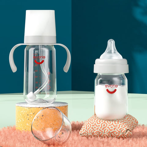 When do babies start to hold their feeding bottle on their own – Evorie  Moment