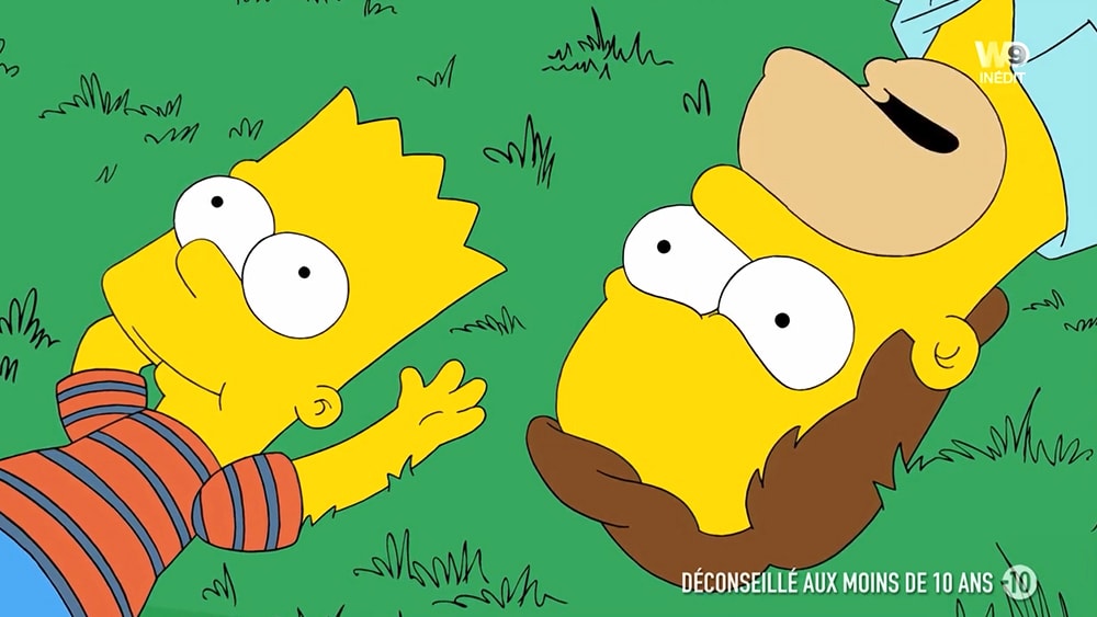 Bart et Homer Simpson plus jeunes allongés dans l'herbe en tain de regarde le ciel.
