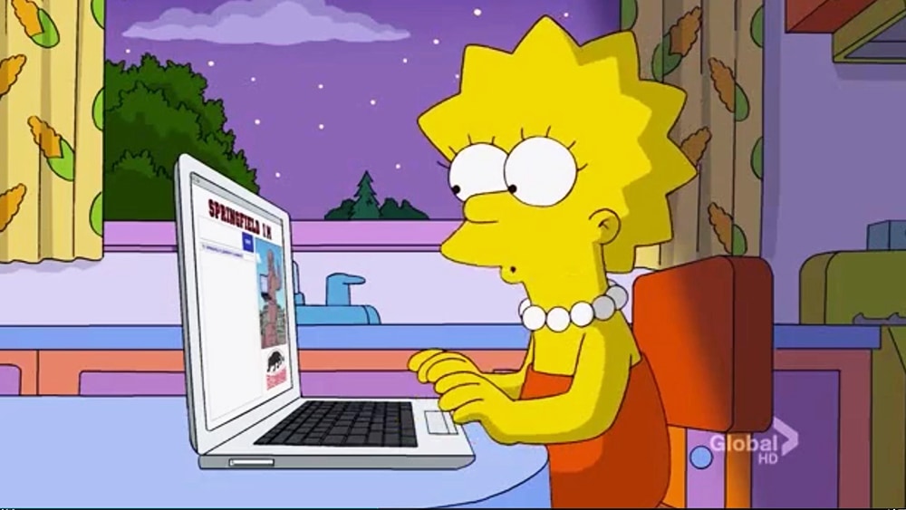 Lisa Simpson assise le soir dans la cuisine en face de son ordinateur portable sur une version de Facebook.
