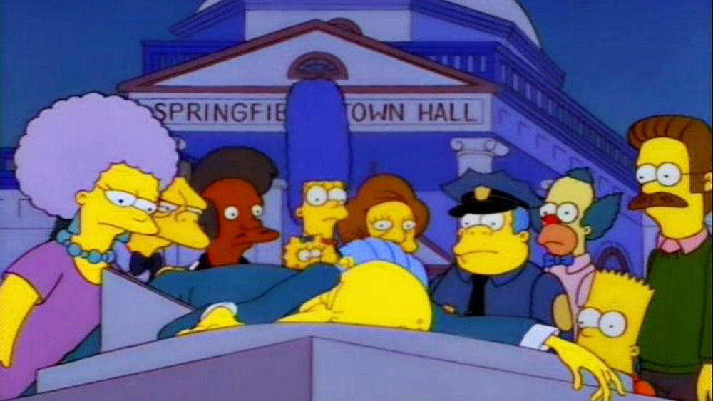 Mr Burns affalé sur l'horloge solaire de la ville avec les habitants qui le regarde.