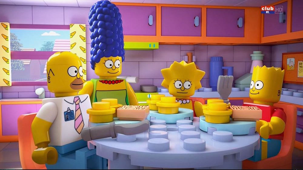 La famille Simpson en version Lego assis à leur table de cuisine pour le petit déjeuné.