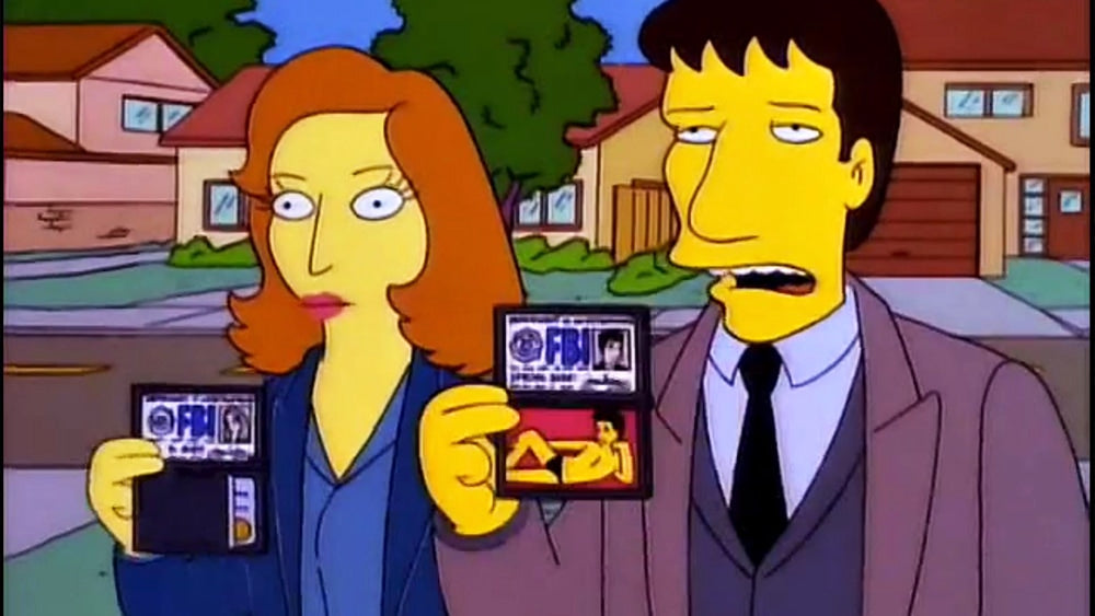 Les acteurs de X-files en Simpson en train de montrer leur carte d'agent du FBI sur le pas de la porte d'Homer.