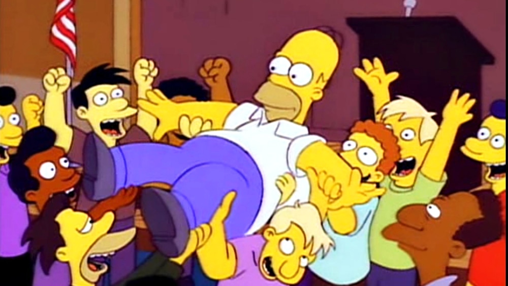 Homer Simpson est soulevé par les travailleurs en grève de la centrale nucléaire.
