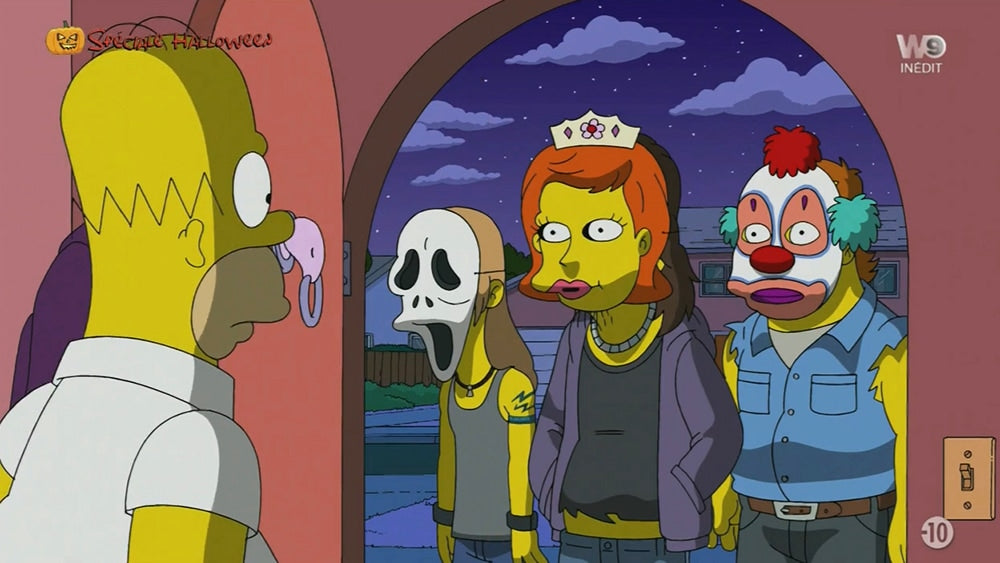 Homer Simpson ouvre la porte à trois hommes déguisés en personnage du film la Purge pour Halloween.