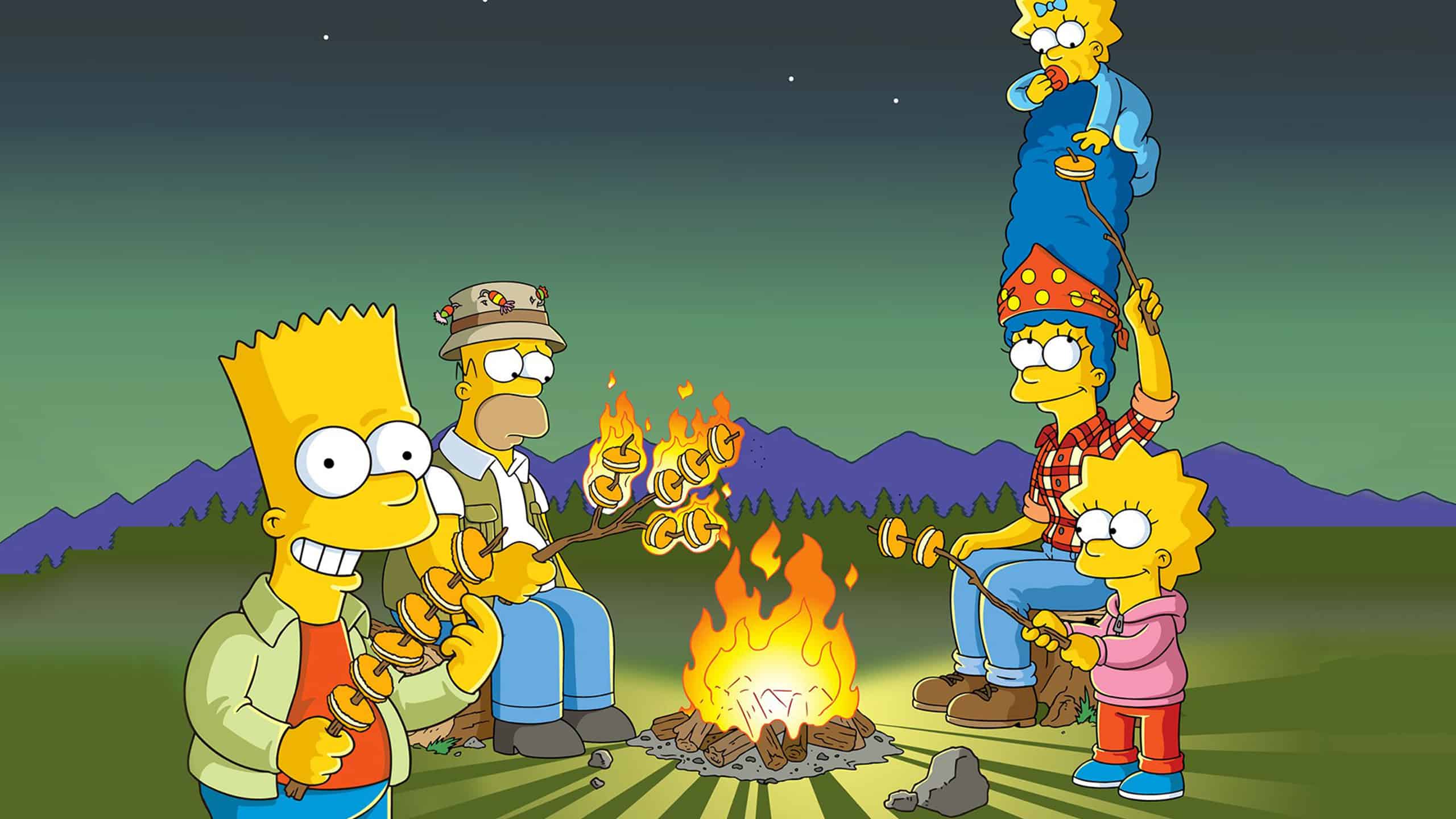 La famille Simpson autour du feu en train de faire cuire des marshmallows au camping dans la montagne.