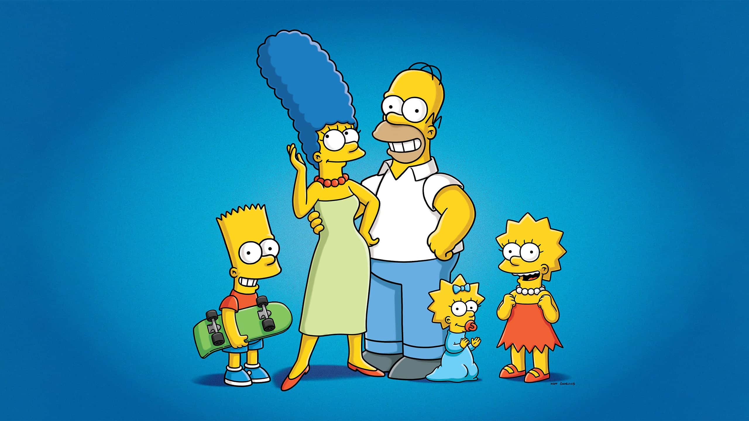 Toute la famille Simpson debout et réunie sur un fond dégradé bleu.