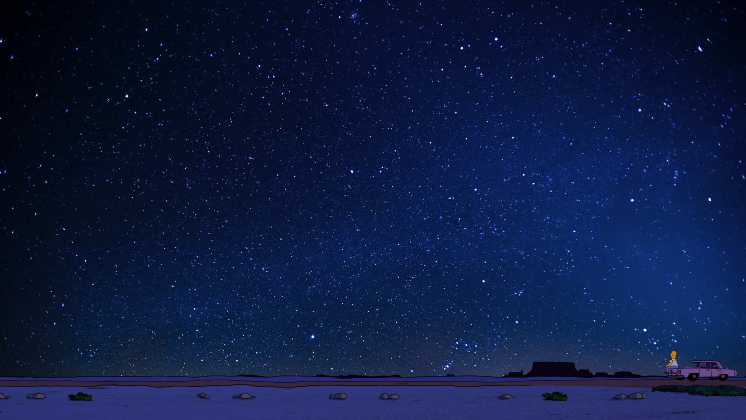 Homer Simpson assis sur le capot de sa voiture rose dans le coin droit de l’image et regardant l'immensité du ciel de la nuit étoilée.