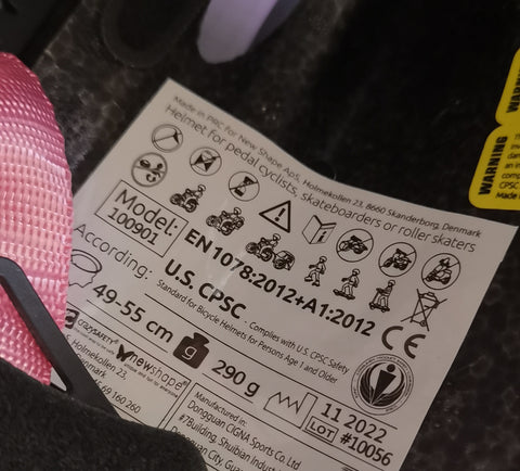 Etiqueta de certificación dentro de un casco de seguridad loco