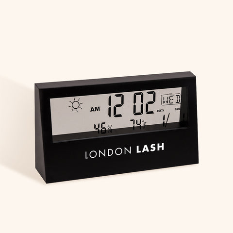 Hygrometer for measuring conditions in a beauty room for eye lash glue