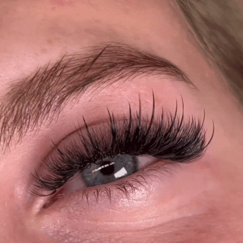Kim K style lash extensions with pre-made lash spikes