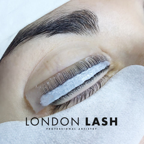 A picture of lash perming solution on a lash lift