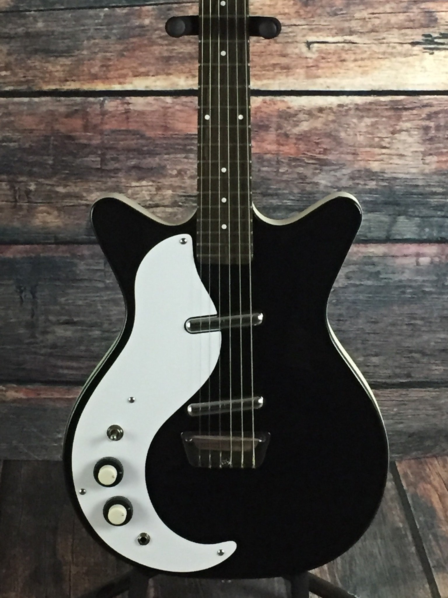 Danelectro guitar identification