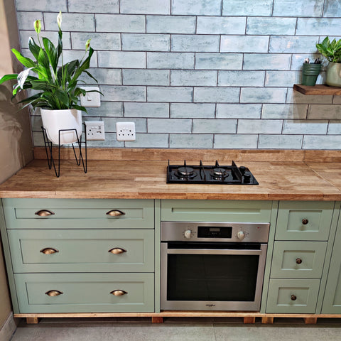 Laura Kitchen pot drawers and built in oven