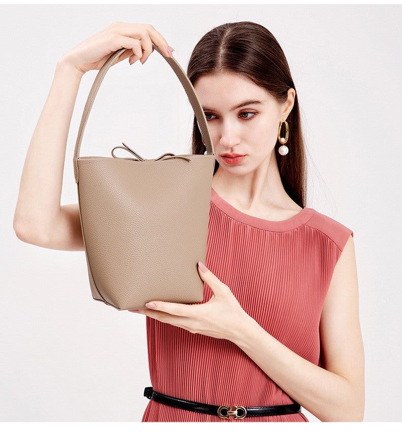 HIMODA LEATHER BUCKET SHOULDER BAG - beige - detail