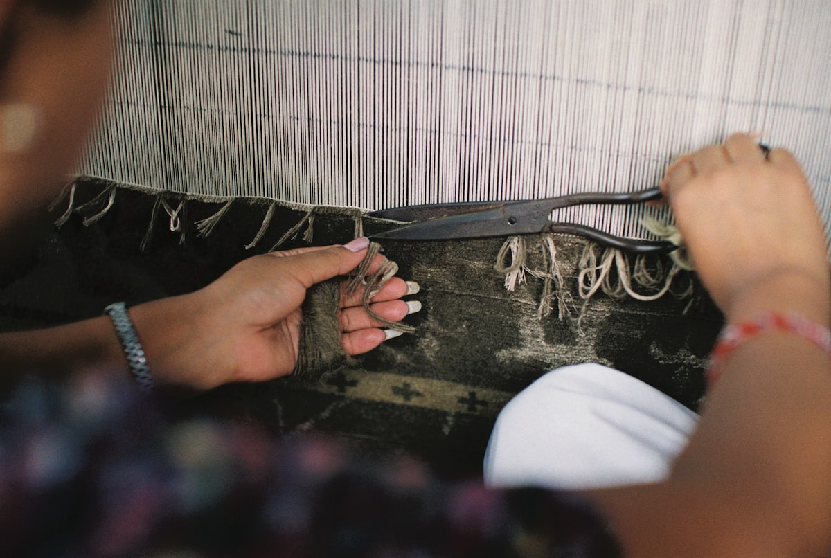 hand knotted rug weaver