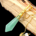 Aventurine Verte Pendule posé sur une branche en bois avec sa monture or