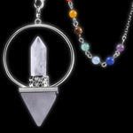 Pendule avec les 7 Chakras en Cristal de Roche avec 7 pierres et pendule de forme triangle