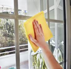 Aprende a limpiar ventanas y cristales de manera eficaz