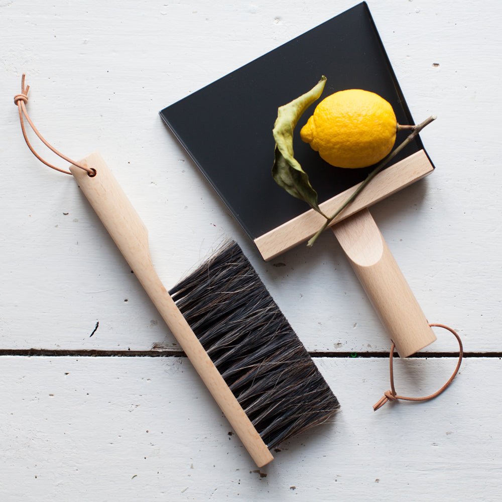 https://cdn.shopify.com/s/files/1/0288/5124/1065/products/Andree-Jardin-Mr-and-Mrs-Clynk-Black-Dustpan-and-Brush-Coffret-Gift-Set-165796_2048x2048.jpg?v=1695931758