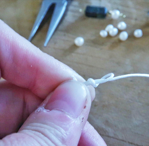 Create a sliding knot with thread