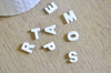 Pendentif nacre blanche lettre, pendentif alphabet,coquillage blanc,coquillage naturel,création bijoux,11mm,1 trou G4545