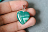 Pendentif coeur agate verte acier argenté, pendentif pierre agate naturelle verte,création bijoux en pierre naturelle, 23mm, l'unité G3991